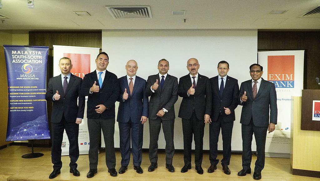(From left) Mr Atai Namatbaev, Charge de Affairs of the Embassy of Kyrgyz Republic; H.E. Mr Bulat Sugurbayev, Ambassador of the Republic of Kazakhstan; H.E. Mr Ravshan Usmanov, Ambassador of the Republic of Uzbekistan; Mr Arshad Ismail, EXIM Bank Malaysia President/Chief Executive Officer; H.E. Mr Ardasher S. Qodiri, Ambassador of the Republic of Tajikistan; H.E. Mr. Muhammetnyyaz Mashalov, Ambassador of Turkmenistan; and Datuk Merlyn Kasimir, EXCO Member of MASSA