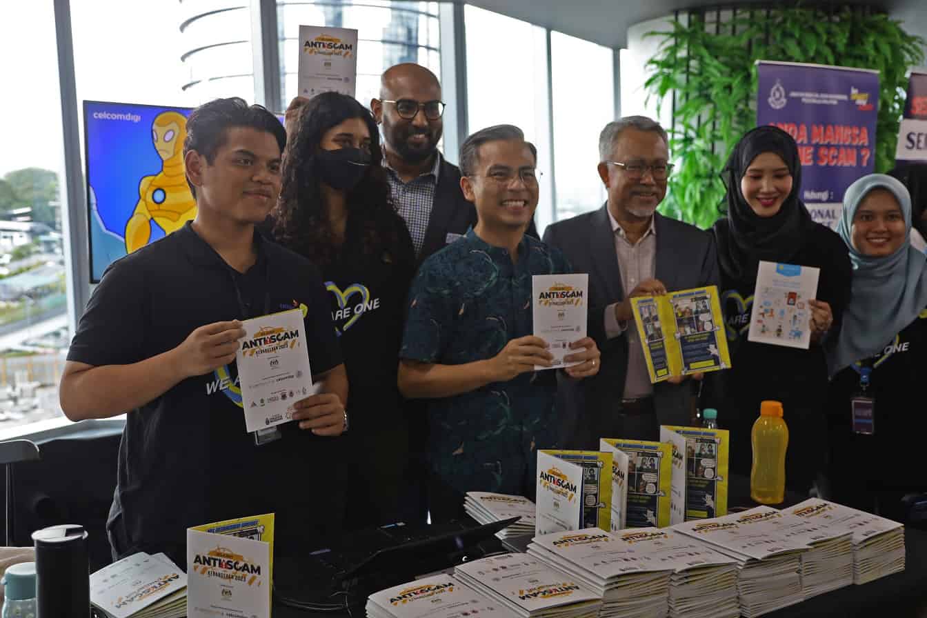 Minister of Communications & Multimedia, Fahmi Fadzil and CelcomDigi Chief Executive Officer, Datuk Idham Nawawi