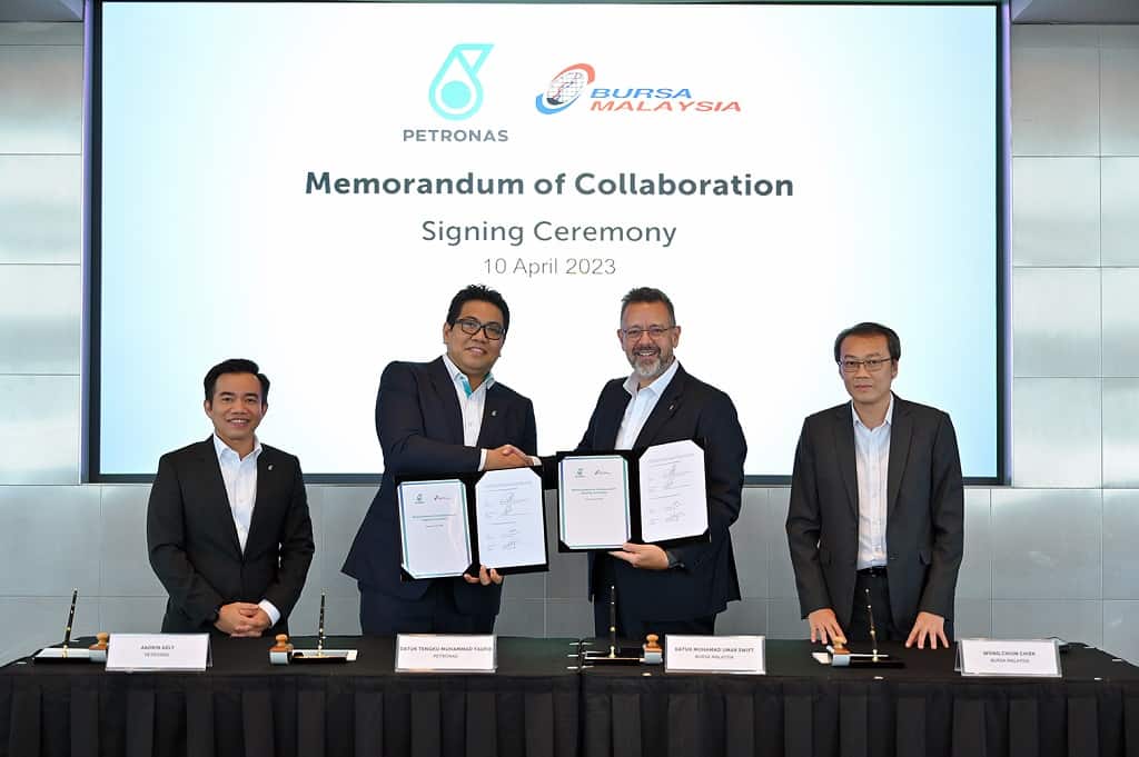 The Memorandum of Collaboration was signed by Datuk Tengku Muhammad Taufik, PETRONAS President & Group CEO (second from left) and Datuk Muhamad Umar Swift, Bursa Malaysia Chief Executive Officer (second from right); and witnessed by Aadrin Azly (first from left), PETRONAS Vice President of Group Technology and Commercialisation and Wong Chiun Chiek, Bursa Intelligence Director (first from right)