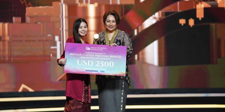 L-R:  Mellissa Ng, Bintang Capital Partners Berhad ;  Anne Patricia Sutanto, PT. Pan Brothers Tbk at the 2023 ASEAN Business Awards.