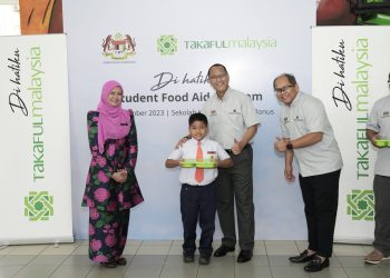 Group Chief Executive Officer of Takaful Malaysia, Nor Azman Zainal (centre); Chief Executive Officer of Takaful Malaysia Am, Mohamed Sabri Ramli (second from right); Hairunizad Haron, Assistant Director of Student Welfare and Health Management Unit, Student Affairs Sector, School Management Division, Ministry of Education (right) and Headmaster of SK Seri Bonus, Datin Malihan (left) at the Di Hatiku Student Food Aid Program event in Kuala Lumpur.