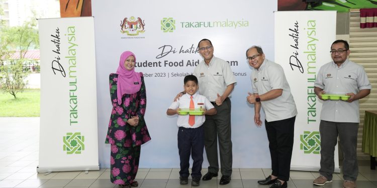 Group Chief Executive Officer of Takaful Malaysia, Nor Azman Zainal (centre); Chief Executive Officer of Takaful Malaysia Am, Mohamed Sabri Ramli (second from right); Hairunizad Haron, Assistant Director of Student Welfare and Health Management Unit, Student Affairs Sector, School Management Division, Ministry of Education (right) and Headmaster of SK Seri Bonus, Datin Malihan (left) at the Di Hatiku Student Food Aid Program event in Kuala Lumpur.