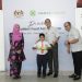 Group Chief Executive Officer of Takaful Malaysia, Nor Azman Zainal (centre); Chief Executive Officer of Takaful Malaysia Am, Mohamed Sabri Ramli (second from right); Hairunizad Haron, Assistant Director of Student Welfare and Health Management Unit, Student Affairs Sector, School Management Division, Ministry of Education (right) and Headmaster of SK Seri Bonus, Datin Malihan (left) at the Di Hatiku Student Food Aid Program event in Kuala Lumpur.