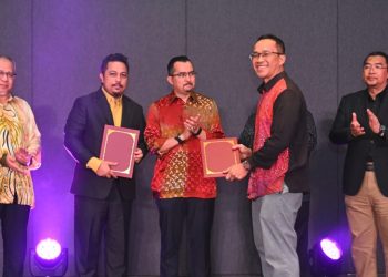 MOU Presentation between Muafakat and Israk: Centre L-R - Mara President, Datuk Asraff Wajdi Dusuki and Israk Managing Director, Ahmad Najib Habeb