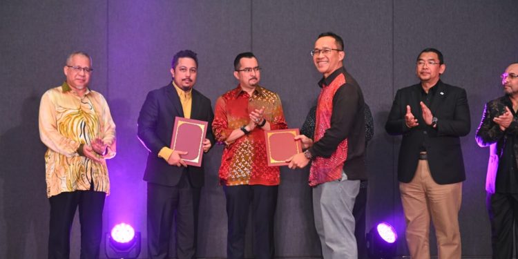 MOU Presentation between Muafakat and Israk: Centre L-R - Mara President, Datuk Asraff Wajdi Dusuki and Israk Managing Director, Ahmad Najib Habeb