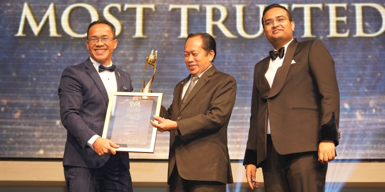Datuk Seri Haji Ahmad Maslan (center) presented the 'Most Trusted Brand' award to Ahmad Najib (left) at the Islamic Distinguished Entrepreneur Award (IDEA Award) 2023