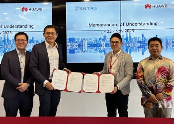 Chief Executive Officer of Pantas Max Lee (second from left) and Vice President of Huawei Malaysia Digital Power Business Chong Chern Peng (second from right) at the MoU exchange between Pantas and Huawei Malaysia. Looking on are Senior Sustainability Manager of Pantas Lionel Loh (left) and Huawei Malaysia Vice President of Public Affairs and Communications Oliver Liu (right).