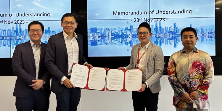 Chief Executive Officer of Pantas Max Lee (second from left) and Vice President of Huawei Malaysia Digital Power Business Chong Chern Peng (second from right) at the MoU exchange between Pantas and Huawei Malaysia. Looking on are Senior Sustainability Manager of Pantas Lionel Loh (left) and Huawei Malaysia Vice President of Public Affairs and Communications Oliver Liu (right).