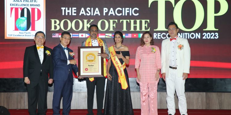 Dato’ Prof Dr Albert Tan (L1), President of Asia Pacific Committee, YB Datuk Seri Panglima Dr. Joachim Gunsalam (L2), Honorary Chairman of APC, Deputy Chief Minister of Sabah cum Minister of Local Government and Housing of Sabah, Yang Mulia Dato' Paduka Seri Hasnizal Hj Hassan JP (R1), Honorary Vice Chairman of APAC, Yang Berbahagia Datuk Heng Seai Kei (R2) Honorary Chairwoman of APC, Former Deputy Minister of Woman, Family and Community Development Malaysia.