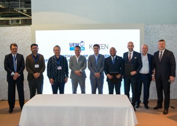 Exchange of Document for Definitive Purchase Agreement Execution with KAIZEN Group: 
Dato’ Mohd Izani Ghani, Managing Director, UEM Group (left); Datuk Amran Hafiz Affifudin, Chairman, UEM Group (second from left); Dato’ Amirul Feisal Wan Zahir, Managing Director, Khazanah Nasional Berhad (third from left); YB Nik Nazmi Nik Ahmad, Minister of Natural Resources, Environment and Climate Change (fourth from left); Syahrunizam Samsudin, Managing Director & CEO, UEM Edgenta (fourth from right) and Fadi Marwan Alnwilati Almasri, CEO, KAIZEN Group (third from right).