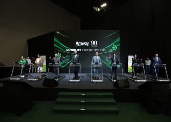 (L - R) Joanne Chong, Chief Marketing Officer; Francesca Rehnborg, wife of Dr Sam;  Sam Rehnborg, President of Nutrilite Health Institute; Steve Van Andel, Amway’s Co-Chairmen; Doug DeVos and Mr, Amway’s Co-Chairmen; Milind Pant, Amway Chief Executive Officer; Asha Gupta, Amway Asia Regional President; Michael Jonathan Duong, Managing Director, Amway Malaysia, Indonesia and Brunei.