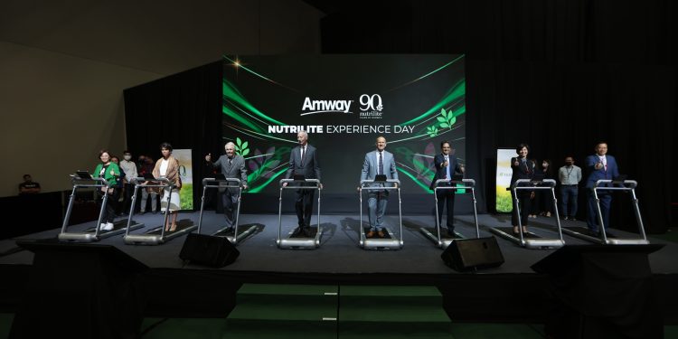 (L - R) Joanne Chong, Chief Marketing Officer; Francesca Rehnborg, wife of Dr Sam;  Sam Rehnborg, President of Nutrilite Health Institute; Steve Van Andel, Amway’s Co-Chairmen; Doug DeVos and Mr, Amway’s Co-Chairmen; Milind Pant, Amway Chief Executive Officer; Asha Gupta, Amway Asia Regional President; Michael Jonathan Duong, Managing Director, Amway Malaysia, Indonesia and Brunei.