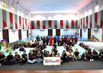 A group photo of staff volunteers from CapitaLand and representatives from Jabatan Kebajikan Masyarakat before the distribution of the donation items to the beneficiaries’ houses at PPR Desa Rejang.
