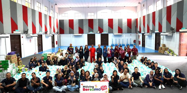 A group photo of staff volunteers from CapitaLand and representatives from Jabatan Kebajikan Masyarakat before the distribution of the donation items to the beneficiaries’ houses at PPR Desa Rejang.