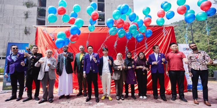 The cutting ceremony. (L-R) Patrick Fung, Dato’ Azhar Janus, Dato’ Abdul Hanif Harun(Treasurer of PERKIM), Dr Sayyid Musa, YM Tunku Dato’ Prof. Sr Dr. Fauzi Ibni Almarhum YTM Tunku Seri Indera Setia Tunku Dato’ Abdul Malek Al Haj, Jin Tan (CEO of ReSkills), Rozana Zeti (Director of RZB Holdings), Dr Steve Tan (Chairman of ReSkills EdTech), Lee Wai Meng (HOD of Startup & Sustainability Sidec), Suraj (Manager of MyDigital).